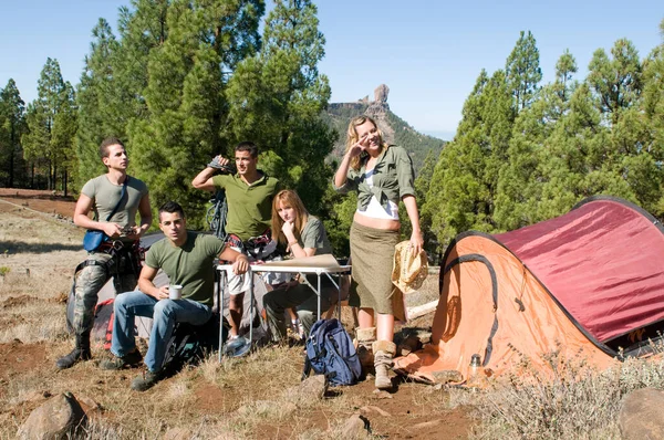Grupo Excursionistas Sus Chozas Entre Los Pinos — Foto de Stock