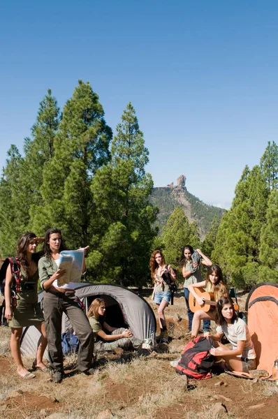 Grupo Excursionistas Sus Chozas Entre Los Pinos — Foto de Stock