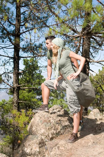 Yürüyüşçülerin çifti bir dağın tepesinde