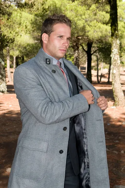 Hombre Elegante Abrigo Medio Del Campo Entre Los Pinos — Foto de Stock