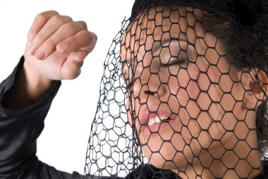 Siyah giyinmiş dul bir kadın kocasının yasını tutuyor.. 