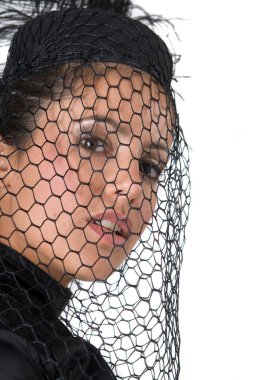 Siyah giyinmiş dul bir kadın kocasının yasını tutuyor.. 