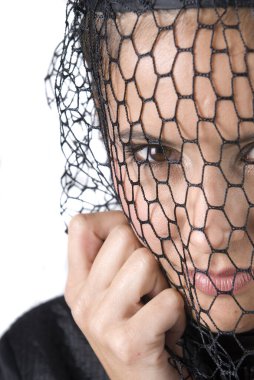 Siyah giyinmiş dul bir kadın kocasının yasını tutuyor.. 