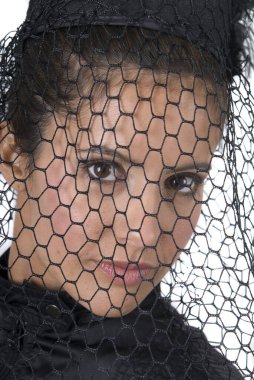 Siyah giyinmiş dul bir kadın kocasının yasını tutuyor.. 