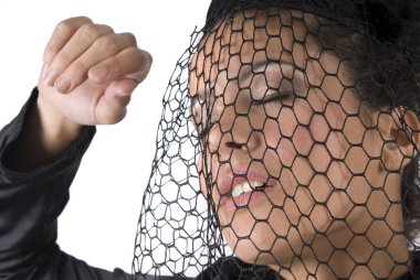 Siyah giyinmiş dul bir kadın kocasının yasını tutuyor.. 