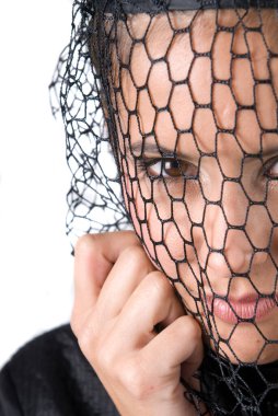 Siyah giyinmiş dul bir kadın kocasının yasını tutuyor.. 