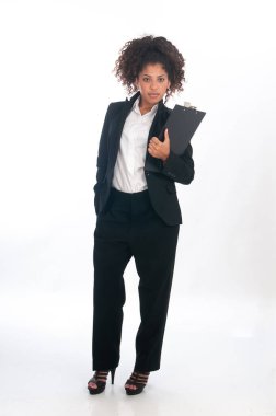 Ceket giymiş Afrikalı Amerikalı iş kadını.