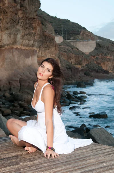 Deniz Kıyısında Beyaz Elbiseli Çekici Bir Kadın — Stok fotoğraf