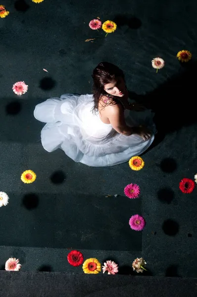 Atractiva Mujer Morena Tomando Baño Aromático Con Flores — Foto de Stock