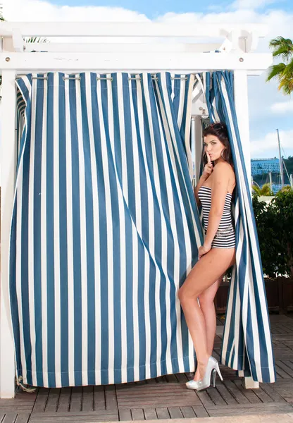 Attraktive Frau Badeanzug Oder Bikini Solarium Eines Schwimmbades — Stockfoto