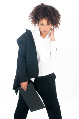 Ceket giymiş genç Afrikalı Amerikalı iş kadını.