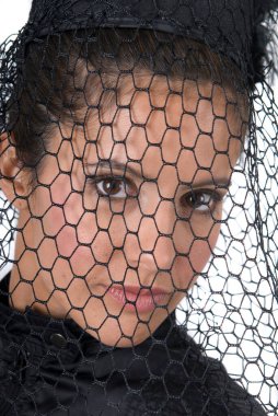 Siyah giyinmiş dul bir kadın kocasının yasını tutuyor.. 