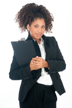 Ceket giymiş genç Afrikalı Amerikalı iş kadını.