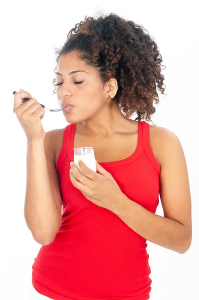 Jovem Afro Americana Comendo Iogurte — Fotografia de Stock