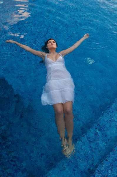 Mujer Vestida Tomando Baño Atardecer — Foto de Stock