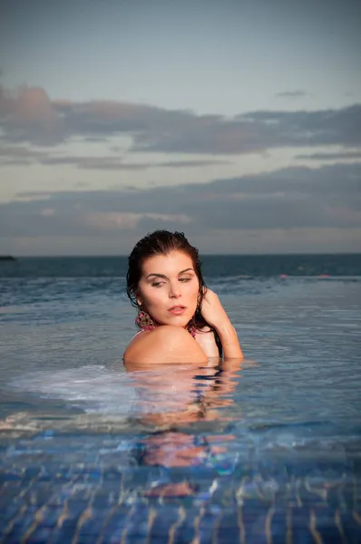 Bekleidete Frau Badet Bei Sonnenuntergang — Stockfoto