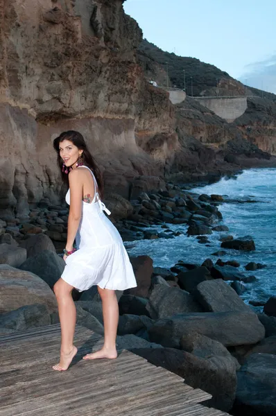 Ελκυστική Γυναίκα Λευκό Φόρεμα Στην Παραλία — Φωτογραφία Αρχείου