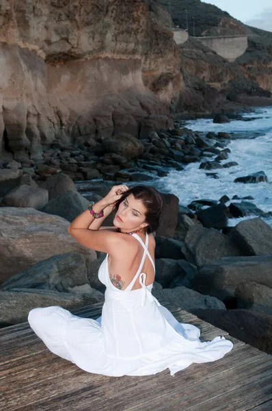 Mujer Atractiva Vestido Blanco Orilla Del Mar —  Fotos de Stock