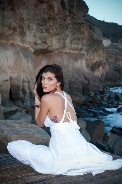 Deniz Kıyısında Beyaz Elbiseli Çekici Bir Kadın — Stok fotoğraf