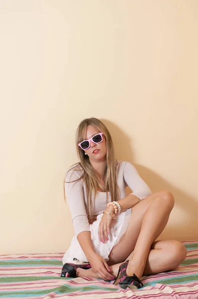 Mujer Joven Casa Aburrida Acostada Cama —  Fotos de Stock