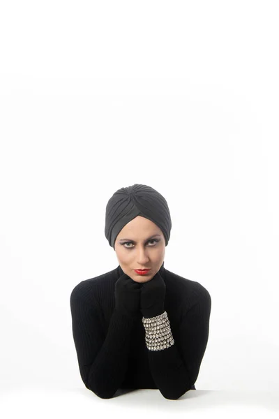 Femme Élégante Composée Habillée Noir Avec Turban Gants Sur Fond — Photo