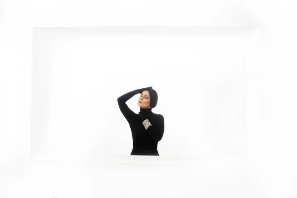 Elegancka Kobieta Ubrana Czarno Turbanem Rękawiczkami Białym Tle Przestrzenią Kopiowania — Zdjęcie stockowe