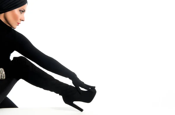 Elegante Vrouw Opgemaakt Gekleed Zwart Met Tulband Handschoenen Een Witte — Stockfoto
