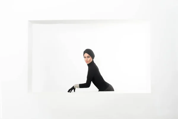 エレガントな女性はターバンと手袋で黒で構成され コピースペースと白い背景に身を包んだ — ストック写真