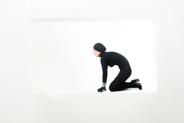 Elegancka Kobieta Ubrana Czarno Turbanem Rękawiczkami Białym Tle Przestrzenią Kopiowania — Zdjęcie stockowe
