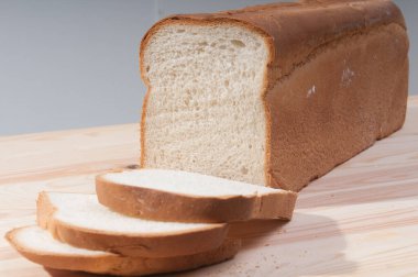 Taze un ile pişirilmiş taze ekmek.