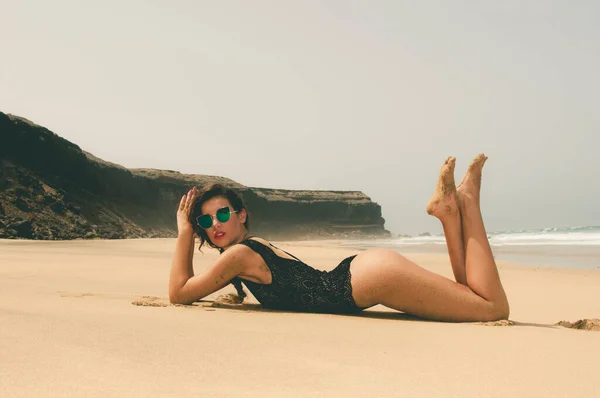 Mujer Joven Traje Baño Acostada Arena Una Playa Solitaria — Foto de Stock