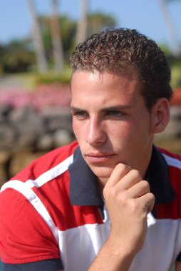 Denizciyle birlikte genç adam, yelkenlilerin arasındaki kıyıya bak.