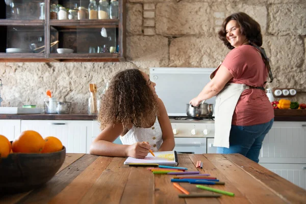 Eenoudergezin Keuken Van Hun Huis Delen Momenten Samen — Stockfoto