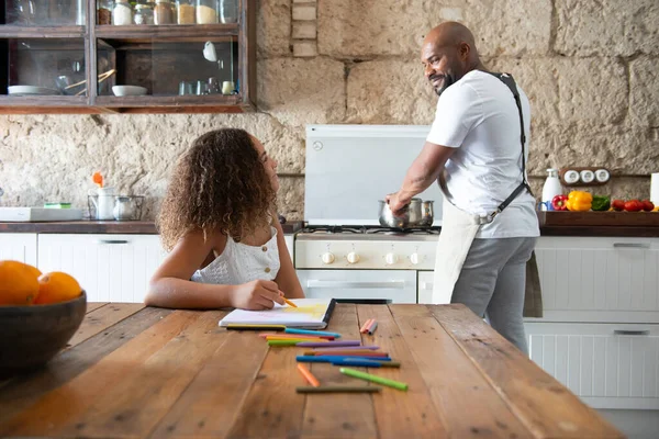 Família Monoparental Cozinha Seus Momentos Partilha Casa Juntos — Fotografia de Stock