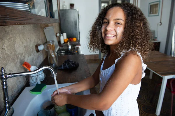 Young African American Woman Her Home Kitchen Doing Dishes — Stock Photo, Image