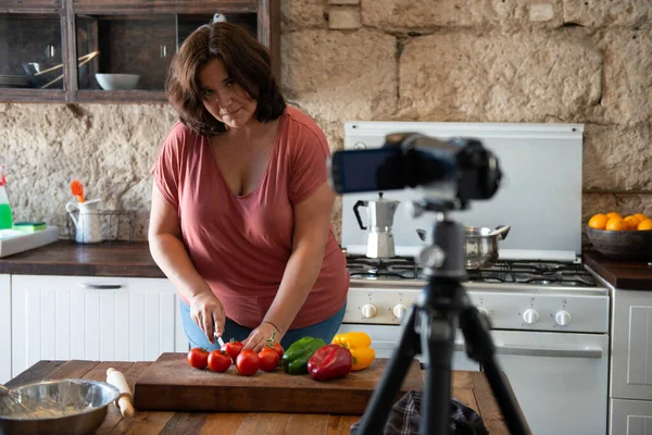 Mulher Europeia Criando Conteúdo Sua Cozinha Doméstica Para Seu Canal — Fotografia de Stock