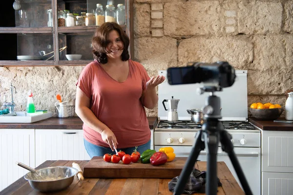 Sosyal Medya Kanalı Için Mutfağında Içerik Yaratan Avrupalı Kadın — Stok fotoğraf