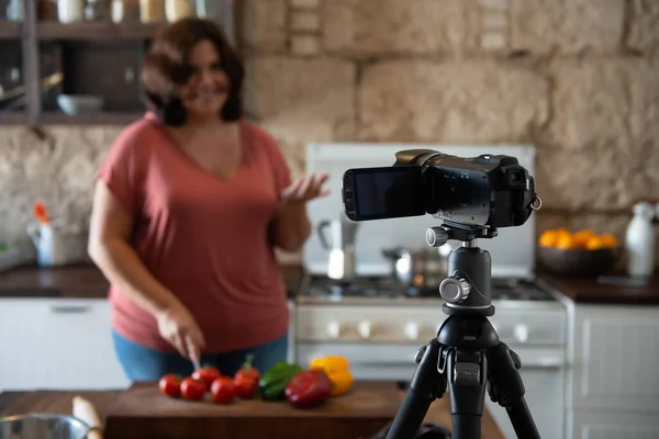 ソーシャルメディアのチャンネルのために自宅のキッチンでコンテンツを作成するヨーロッパの女性 — ストック写真