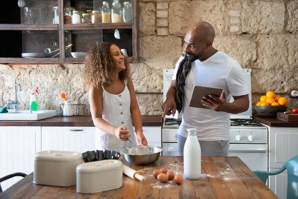 아프리카 미국인 남자와 태블릿에 레시피를 보면서 요리를 있습니다 — 스톡 사진