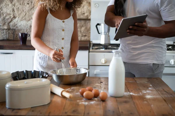 African American Man Cooking His Daughter While Looking Recipe Online — Stock Photo, Image