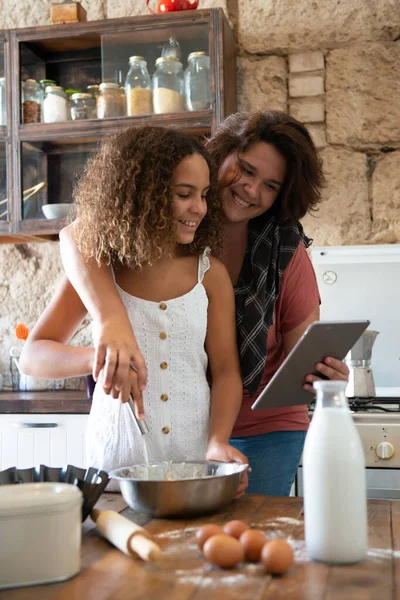 Curvy Female Foodie Cooking Her Daughter While Looking Her Recipe — Stock Photo, Image