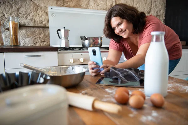 Foodie Fêmea Curvilínea Fotografando Que Ela Cozinhou Para Fazer Upload — Fotografia de Stock