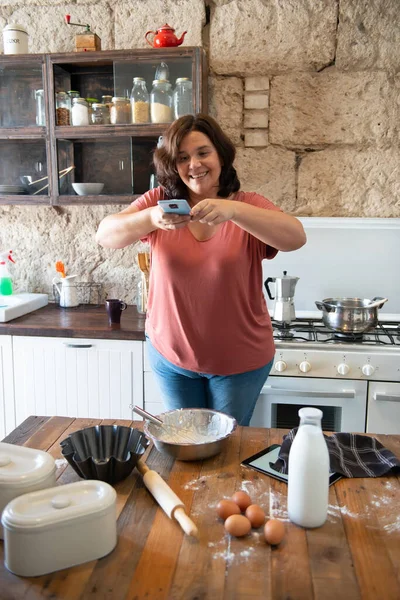 Curvy Female Foodie Photographing What She Has Cooked Upload Social — Stock Photo, Image