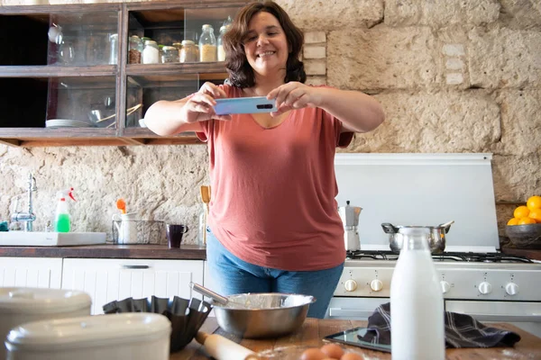 Kıvrımlı Kadın Gurmesi Sosyal Medyaya Yüklemek Için Pişirdiklerini Fotoğraflıyor — Stok fotoğraf