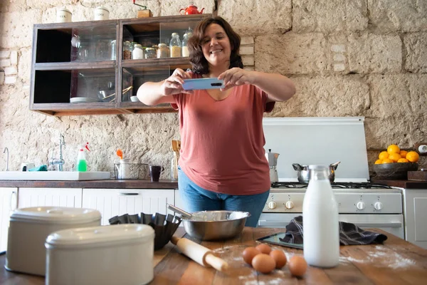 Curvy Female Foodie Photographing What She Has Cooked Upload Social — Stock Photo, Image