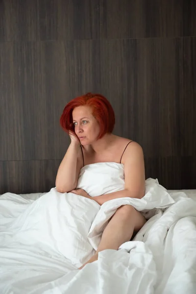 Şehvetli Kadın Şafak Vakti Yatağında Yatak Odasının Çarşaflarının Arasında — Stok fotoğraf