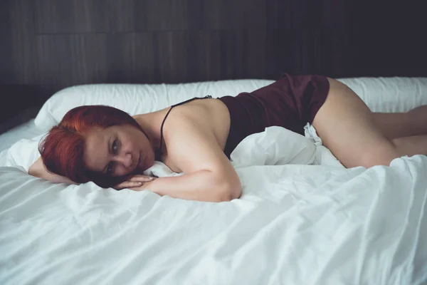 Sinnliche Frau Morgengrauen Ihrem Bett Zwischen Den Laken Ihres Schlafzimmers — Stockfoto