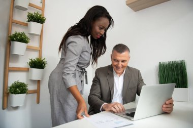 Kadın ve erkeklerden oluşan bir iş ekibi ofiste.