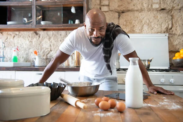 African Man Kitchen His House — Stock Photo, Image