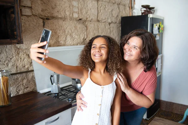 Çok Irklı Bir Aile Evlerinin Mutfağında Selfie Çekiyor — Stok fotoğraf